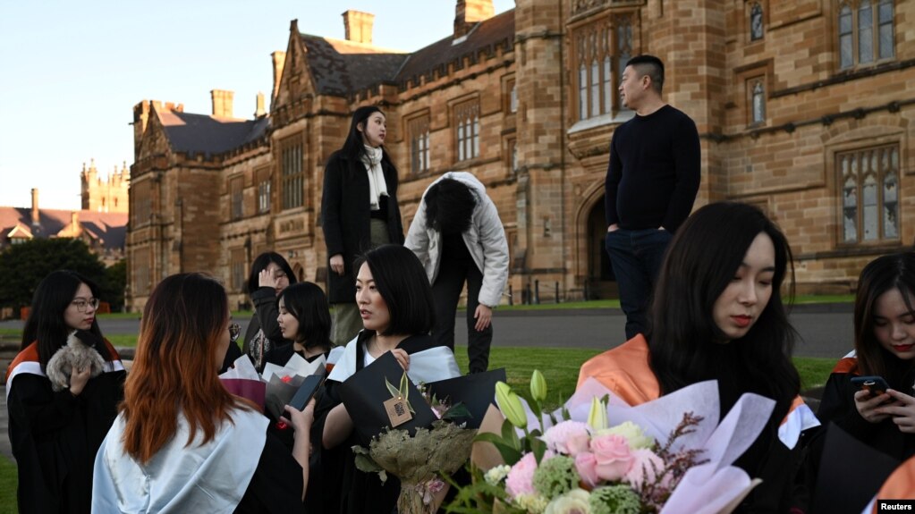 澳大利亚悉尼大学的中国留学生在校园参加毕业典礼。（2020年7月4日）(photo:VOA)