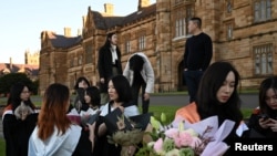 澳大利亞悉尼大學的中國留學生在校園參加畢業典禮。 （2020年7月4日）