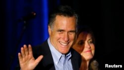 Mitt Romney, bekas kandidat presiden AS dari Partai Republik, bersama istrinya Ann Romney dalam sebuah acara Partai Republik di San Diego, California (16/1/2015). 