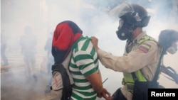ဗင်နီဇွဲလားနိုင်ငံမှာ ဆန္ဒပြအရပ်သားတွေကို ရဲနှိမ်နှင်း။