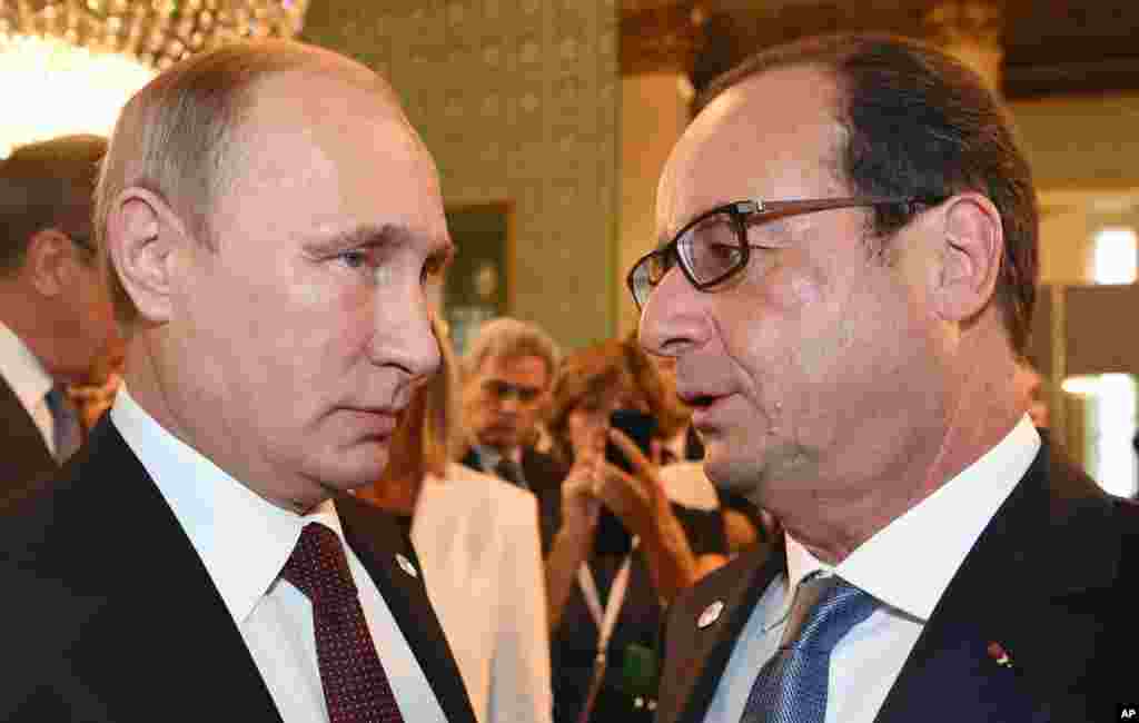 Russian President Vladimir Putin, left, and French President Francois Hollande talk after a meeting on the sidelines of the ASEM summit of European and Asian leaders in Milan, Oct. 17, 2014.