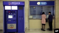 평양 순안국제공항에 설치된 류경상업은행 자동현금인출기(ATM). 지난 2017년 4월 사진 촬영 당시 사용할 수 없는 상태였고, 은행 관계자는 "새 제재 때문"이라고 설명했다.
