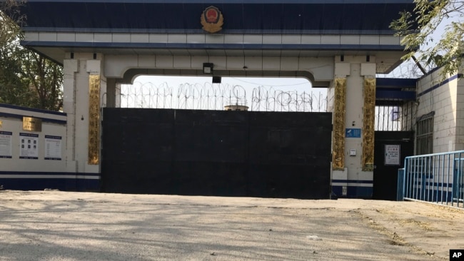 中国新疆库尔勒地区一个监狱的入口,当地人说这个监狱用于所谓再教育的政治灌输计划。(2017年11月2日)。