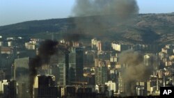 De la fumée monte du quartier général de la police militaire a Gendarma où une explosion a été déclarée durant les combats aériens et des tirs enregistrés lors d’une tentative de coup d'Etat, à Ankara, Turquie, 16 juillet 2016. (AP Photo / Ali Unal)