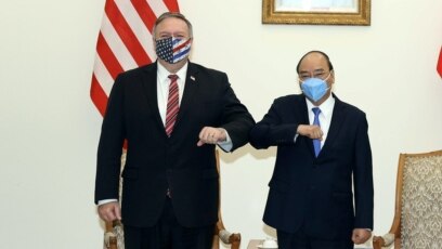 Ngoại trưởng Mike Pompeo và Thủ tướng Nguyễn Xuân Phúc, tại Hà Nội, ngày 30/10/2020.