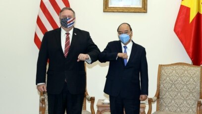 Ngoại trưởng Mike Pompeo và Thủ tướng Nguyễn Xuân Phúc với cử chỉ "bắt tay thời Covid" trong cuộc gặp tại Hà Nội vào ngày 30/10/2020.