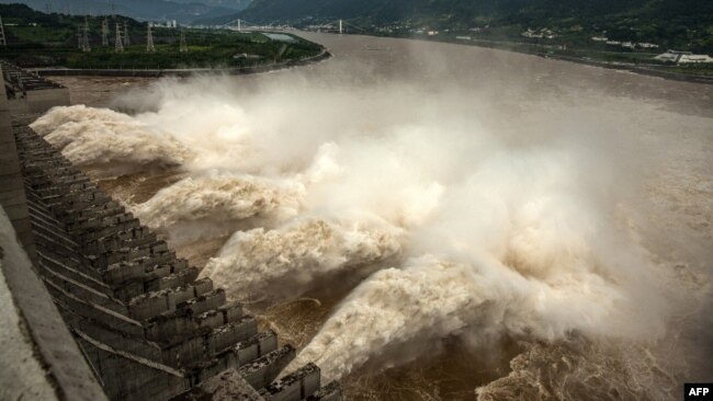 中国湖北三峡大坝开闸泄洪。（2020年7月19日）