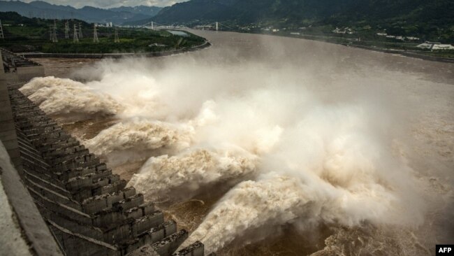 中国湖北三峡大坝开闸泄洪。（2020年7月19日）