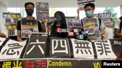 香港支聯會副主席鄒幸彤(中)在被指控紀念六四事件為非法組織集會後對媒體講話。 （2021年6月11日）