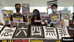 香港支联会副主席邹幸彤(中)在被香港当局指控纪念六四事件为非法组织集会后对媒体讲话。（2021年6月11日）