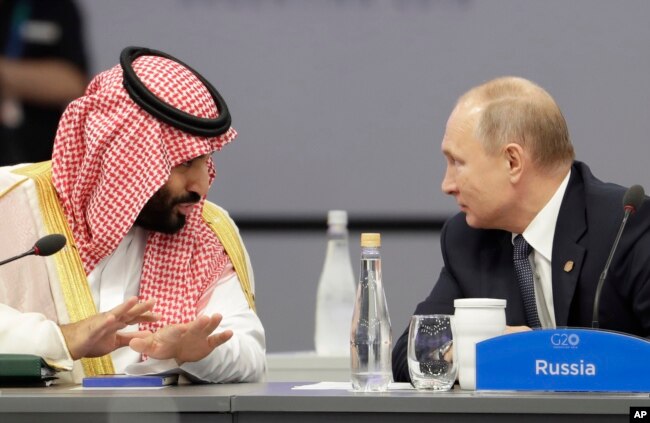 Putra Mahkota Arab Saudi Mohammed bin Salman, kiri, dan Presiden Rusia Vladimir Putin berbicara pada awal KTT G20 di Buenos Aires, Argentina, Jumat, 30 November 2018. (Foto: AP)