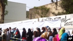 Egyptians line up early for historic election in Cairo, May 23 2012. (E. Arrott/VOA)