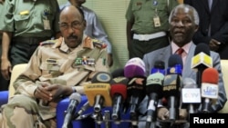 Chief African Union mediator Thabo Mbeki, right, at joint press conference with Sudan Defense Minister Abdel Raheem Muhammad Hussein, Kkartoum, May 20, 2012.