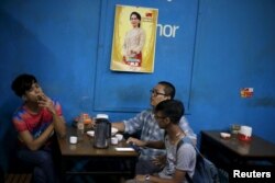 Beberapa pria bersantai di sebuah kedai teh sambil merokok, di Yangon, Myanmar, 6 November 2015