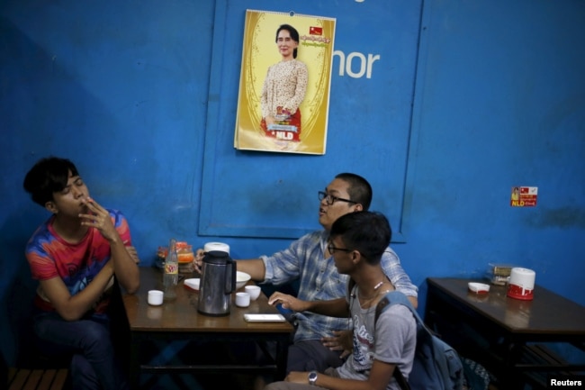 Beberapa pria bersantai di sebuah kedai teh sambil merokok, di Yangon, Myanmar, 6 November 2015