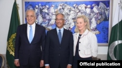 زلمے خلیل زاد اور جنوبی اور وسطی ایشیا کے لیے امریکی محکمہ خارجہ کی پرنسپل ڈپٹی اسسٹنٹ سیکرٹری ایکس ویلز ایک اجلاس میں شرکت کے لیے اسلام آباد پہنچ گئی ہیں۔ 29 اپریل 2019