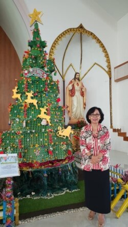 Salah satu tokoh Gereja Santa Clara, Bekasi, 24 Desember 2019. (Foto: Fathiyah Wardah/VOA)