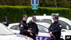Des policiers français bloquent la route menant à une scène de crime le lendemain de l'attaque au couteau de lundi soir, à l'ouest de Paris, France, le mardi 14 juin 2016. (AP Photo / Thibault Camus)