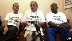 De izquierda a derecha, René Gómez, Marta Beatriz Roque y Felix Bonne, disidentes cubanos, hablan con la prensa. Roque cumple tres días de huelga de hambre.
