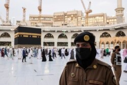 Seorang polisi perempuan Saudi berjaga-jaga saat jemaah haji melakukan Tawaf terakhir, di kota suci Mekah, Arab Saudi, 20 Juli 2021. (Foto: REUTERS/Ahmed Yosri)