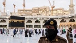 Seorang petugas perempuan dari Kepolisian Arab Saudi tampak berjaga di sekitar area Ka'bah saat para jemaah melaksanakan ritual tawaf pada 20 Juli 2021. (Foto: Reuters/Ahmed Yosri)