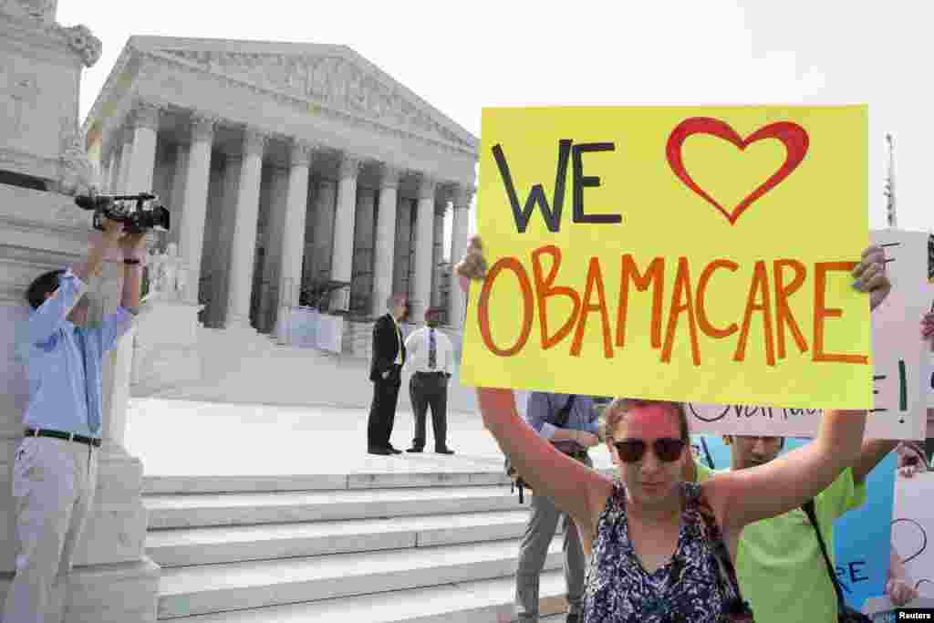 Прихильники Obamacare святкують рішення суду.