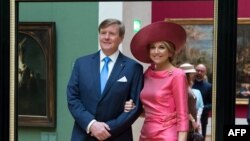 La reine Maxima et le roi Willem-Alexander en visite dans un musée à Munich, en Allemagne, le 13 avril 2016.