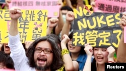 Para aktivis dalam protes menentang pembangkunan pembangkit listrik tenaga nuklir di Taipei (27/4). (Reuters/Pichi Chuang)