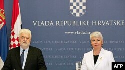 Premijerka Hrvatske Jadranka Kosor i premijer Srbije Mirko Cvetković slušaju pitanja novinara na konferenciji za medije u Zagrebu