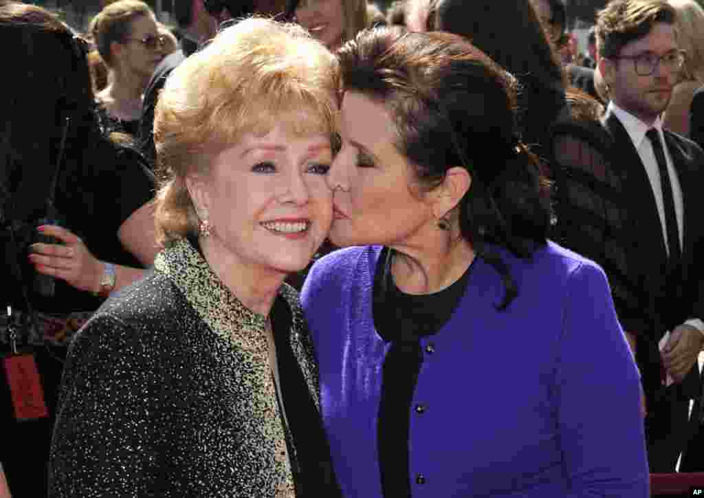 អ្នកស្រី​ Debbie Reynolds និង​កូនស្រី​ Carrie Fisher បាន​មកដល់ក្នុង​កម្មវិធី​ប្រគល់ពាន​រង្វាន់​ Primetime Creative Arts Emmy កាល​ពី​ថ្ងៃទី ១០ កញ្ញា ២០១១ ទីក្រុង Los Angeles។