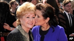  Debbie Reynolds (kushoto) na Carrie fisher wakiwasili kwenye tuzo za Emmy Septemba 2011.