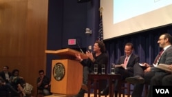El cantante colombiano Carlos Vives habló en la universidad de Georgetowen, en Washington D.C., sobre su fundación 'Tras la Perla' que busca atacar la pobreza y la inclusión en la costa Caribe. 