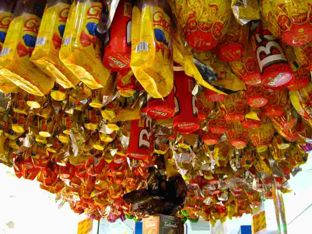 Huevos de Pascua forman un auténtico techo de chocolate, algo que se ve en muchos comercios y supermercados unas semanas antes de la festividad.