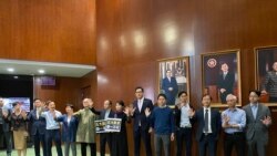 十多名香港民主派立法會議員在會議廳外手持”五大訴求、缺一不可”的標語，抗議特首林鄭月娥不回應市民訴求。(美國之音湯惠芸拍攝)