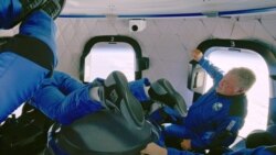 '스타트렉' 출연 배우 윌리엄 섀트너 씨가 13일 '블루오리진' 우주선에서 미세 중력 체험을 하고 있다.