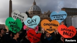 Para anggota kelompok aktivis hak-hak gay mengacungkan poster-poster di depan lapangan Santo Peter di Vatikan dalam unjuk rasa menentang penolakan Gereja Katolik Roma atas pernikahan sesama Jenis, 16 Desember 2012). (Foto: Reuters)
