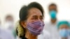 La entonces líder de Myanmar Aung San Suu Kyi observa la vacunación de trabajadores de salud en un hospital de Naipyidó, Myanmar, el 27 de enero de 2021. 