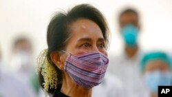 Pemimpin Myanmar (saat itu) Aung San Suu Kyi mengamati vaksinasi petugas kesehatan di sebuah rumah sakit di Naipyidó, Myanmar, 27 Januari 2021. (AP Photo / Aung Shine Oo, File)