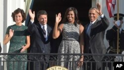 Presiden AS Barack Obama (kanan) dan Michelle Obama bersama tamunya, PM Italia Matteo Renzi dan istrinya Agnese Landini di Gedung Putih hari Selasa (18/10).