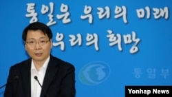 김형석 한국 통일부 대변인이 29일 개성공단문제 등 현안에 대해 브리핑하고 있다.