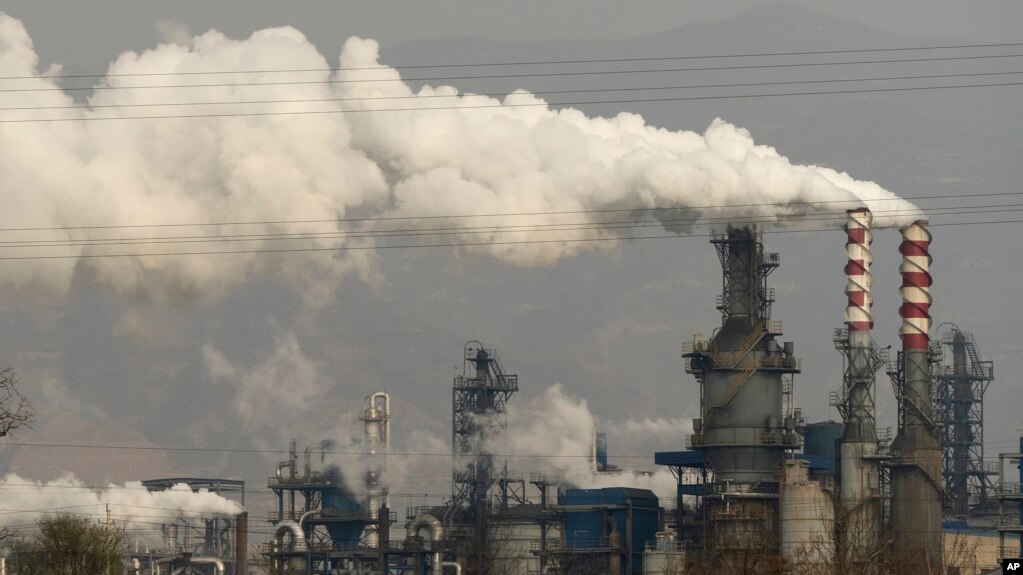 资料照片：烟雾和蒸汽从中国山西省河津市的一家煤炭加工厂升起。（2019年11月28日）(photo:VOA)