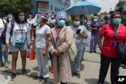 Petugas medis berdiri di luar Rumah Sakit umum Rebagliati, di Lima, Peru, untuk memperoleh vaksinasi Sinopharm China, 15 Februari 2021. (Foto: dok).