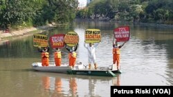 Para aktivis lingkungan dari Ecoton sedang berkampanye mengurangi penggunaan plastik di Kali Mas Surabaya (Foto:VOA/Petrus Riski).