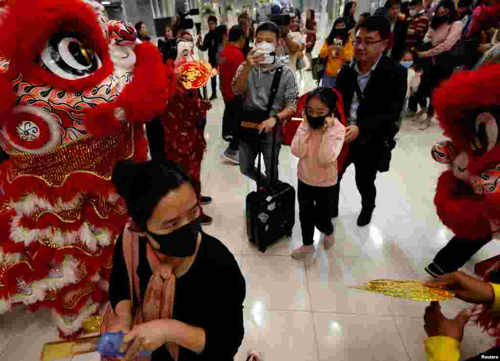 نئے سال کی تقریبات کو دیکھنے اور چھٹیاں گزارنے کے لیے غیر ملکی سیاح بھی بڑی تعداد میں چین کا رخ کرتے ہیں۔&nbsp; &nbsp;