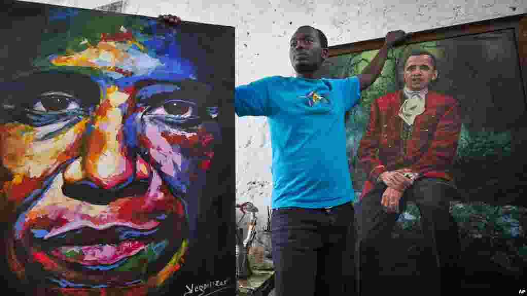 Le peintre kenyan Evans Yegon , connu sous le nom &quot; Yegonizer &quot;, présente deux tableaux du président americain, le 22 juilet 2015.