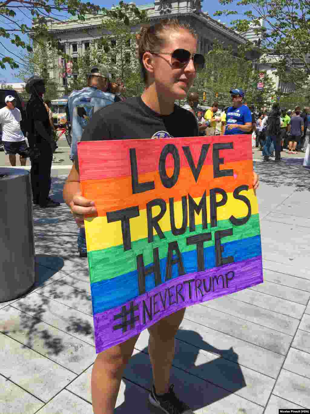 Une manifestante anti-Trump, Public Square, Cleveland, le 19 juillet 2016 (VOA/Nicolas Pinault)