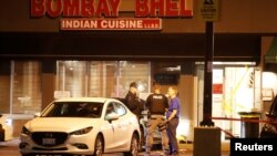 Policajci ispred restorana Bombaj bel, u kome su dvojica neidenfikovanih napadača postavila bombu kasno u četvrtak, ranivši 15 ljudi, u Misisisagi, Ontario, Kanada, 25. maja 2018.