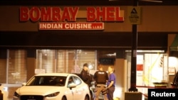 Polisi berjaga di depan restoran Bombay Bhel, tempat meledaknya sebuah bom rakitan yang melukai 15 orang, Kamis malam (25/5) di Mississauga, Ontario.
