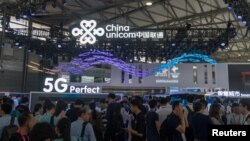 中国联通在上海举行的世界移动大会上的5G移动服务展台。（2018年6月27日）