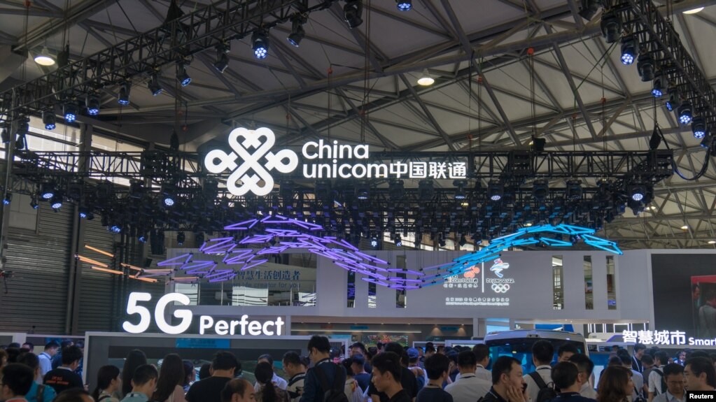 中国联通在上海举行的世界移动大会上的5G移动服务展台。（2018年6月27日）(photo:VOA)